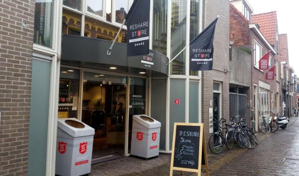 Buitenaanzicht reshare store met vlaggen